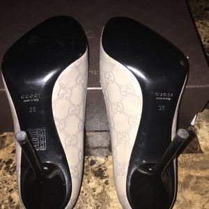 Gucci Peep-Toe Pumps in Taupe w/Black heels